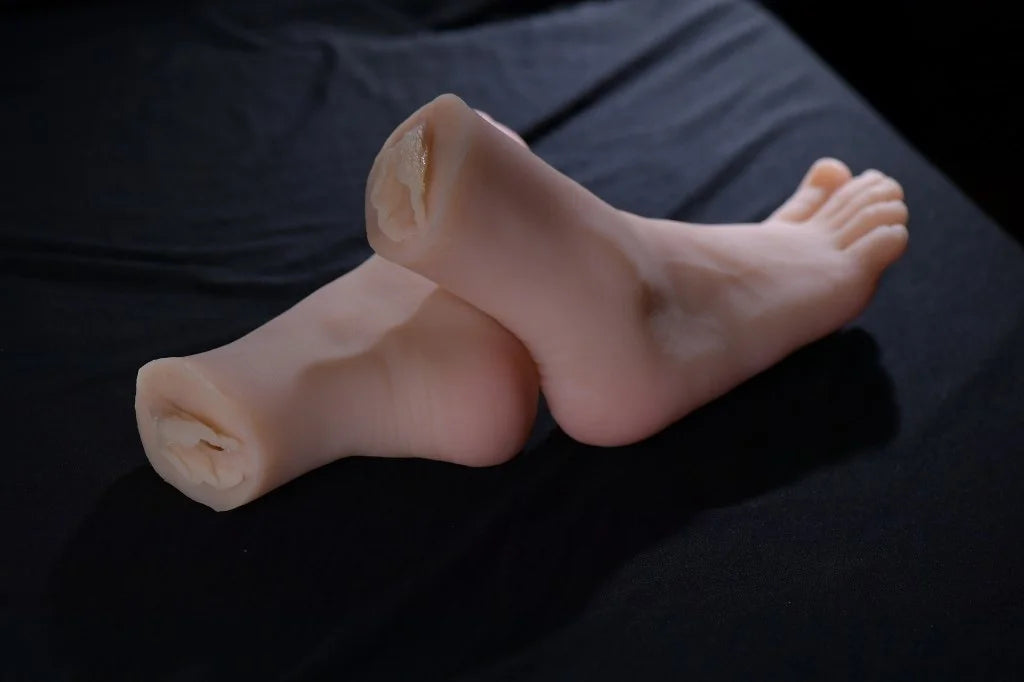 Fußfetisch-Mannequin mit künstlicher Vagina rechts – realistisches Fußfetisch-Mannequin mit natürlichem Aussehen und weicher, berührbarer Textur